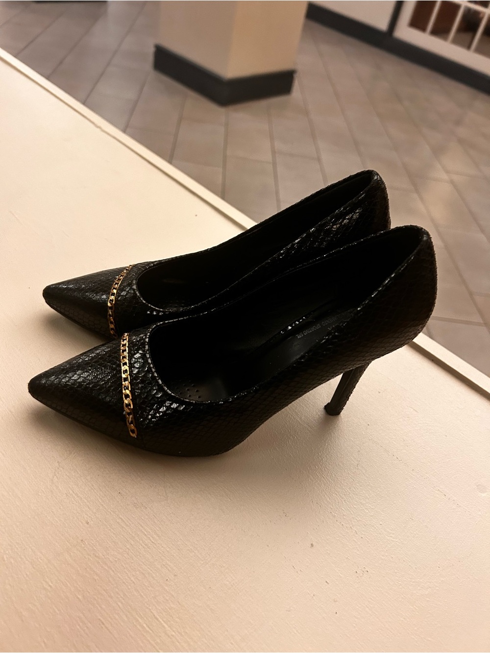 Pumps Pointed-Toe Stiletto with Gold Chain Detail 1969 Italia 8